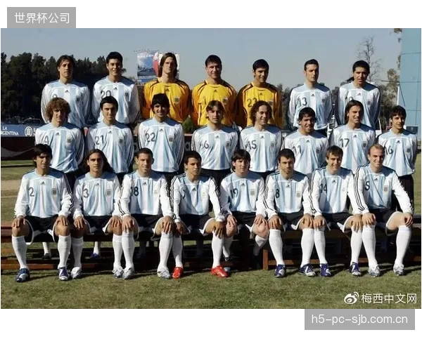 战术分析预测斯卡洛尼将沿用4-4-2稳定阵型,同时准备4-2-3-1变阵以解放梅西的组织核心作用。 战术分析预测斯卡洛尼将沿用4-4-2稳定阵型,同时准备4-2-3-1变阵以解放梅西的组织核心作用。